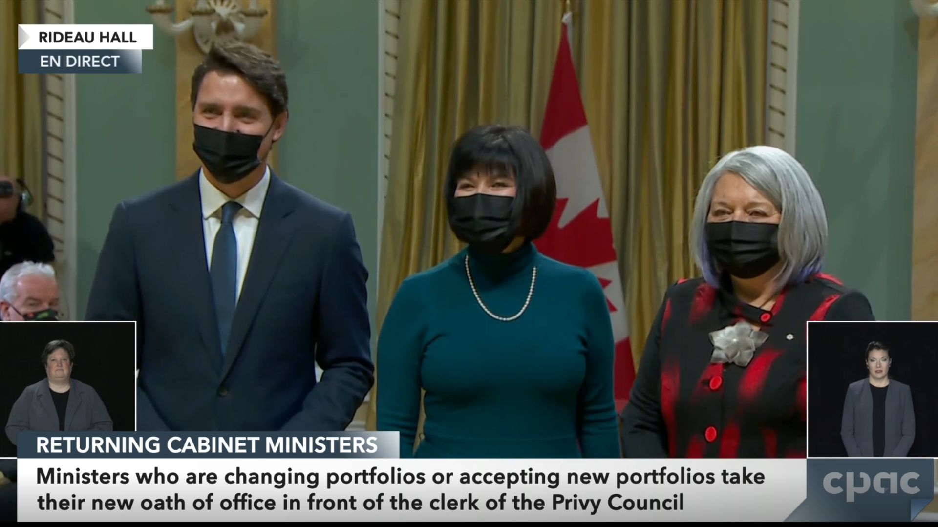 Une capture d'écran de la diffusion en direct de CPAC : la nouvelle ministre des langues officielles prends une photo avec le premier ministre et la gouverneure générale